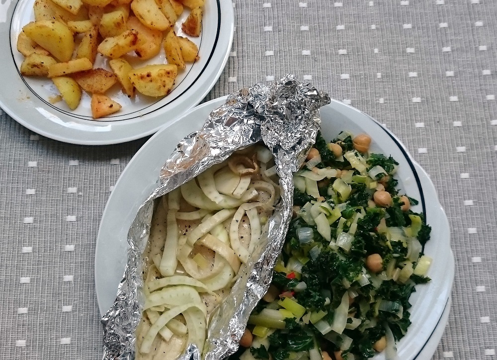 Pangagius visfilet pakketje met venkel uit de oven met boerenkool, venkel, prei en aardappeltjes